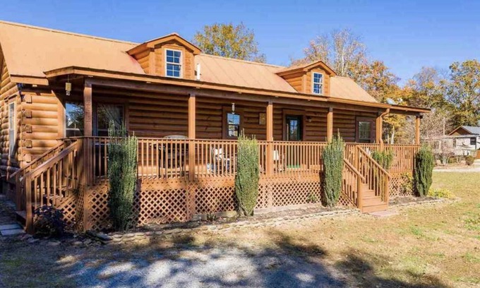 Landrum Cabina | Restoration Station-2 BR/2 Ba Log Cabin on10-ac sheep farm, see also VRBO2023701