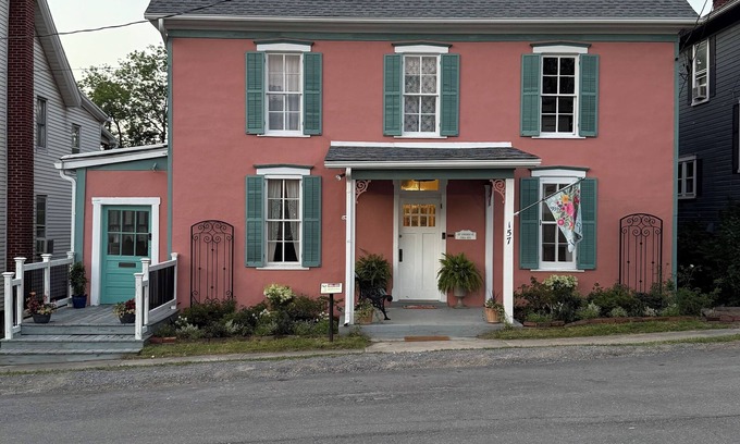 Berkeley Springs Casa | Restored 1870s 4BR, 2.5 bath, formal dining, in the heart of Berkeley Springs