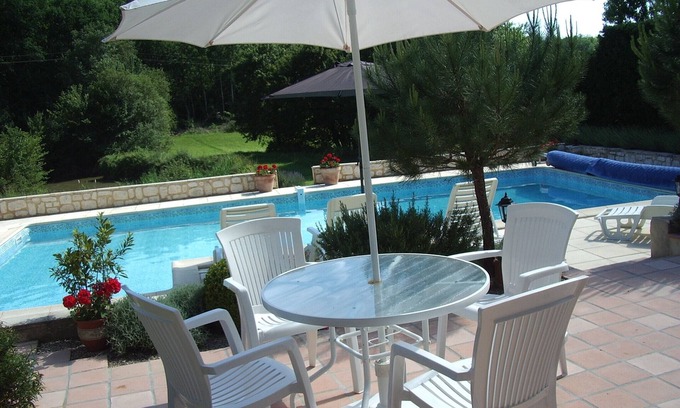 Rayet Casa | Casa restaurada con piscina privada y vistas a la colina arbolada y un pequeño lago