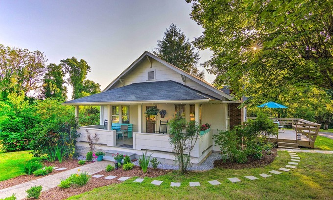 Mars Hill Casa | Restored Mars Hill Home on 1 Acre: Walk to Town!