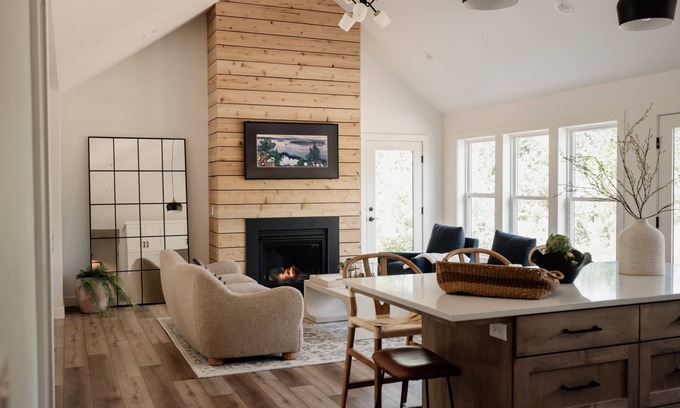 Egg Harbor Casa | Retreat Azure with Outdoor Hot tub - Mins to Egg Harbor Marina