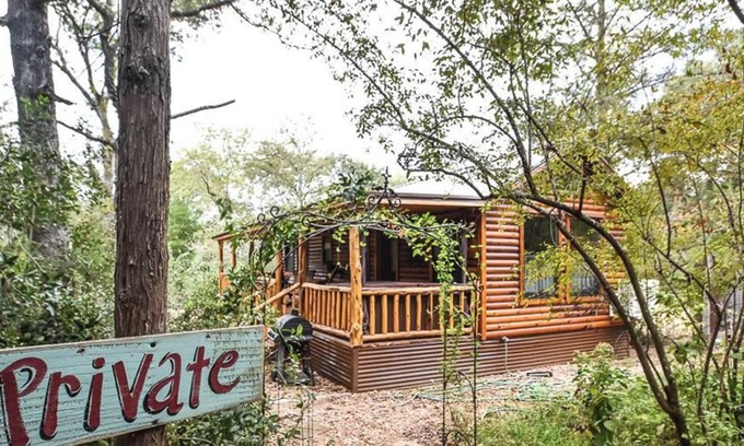 Brenham Cabina | Retreat Cabin features a Private Hot Tub at Scenic Hill Retreat