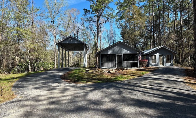 Inglis Cabina | Retreat cabin on Florida’s nature coast 10 mins from Crystal river florida