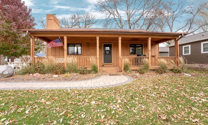 Clear Lake Cabina | Retreat in Clear Lake, Iowa - GARAGE HANGOUT - Half block from Lake!