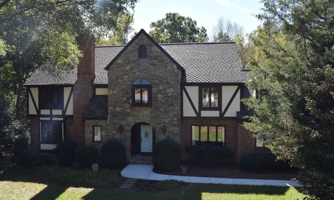 Charlotte Casa | Retiro en la ciudad: entorno campestre con piscina, ideal para Wells Fargo y RNC