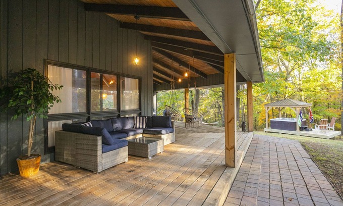 Murfreesboro Casa | Retreat on 3 Acres w Kayaks / Hot Tub / Fire-pit