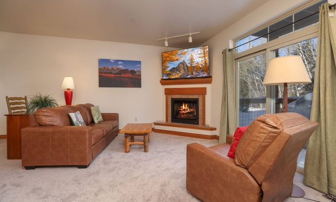 Willow Grove Condominio | Retreat on the Blue Condo: Your Riverfront Retreat
