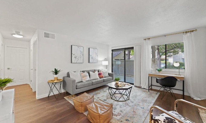 Arden-Arcade Apartamento | Retreat to a Charming and Trendy Apartment