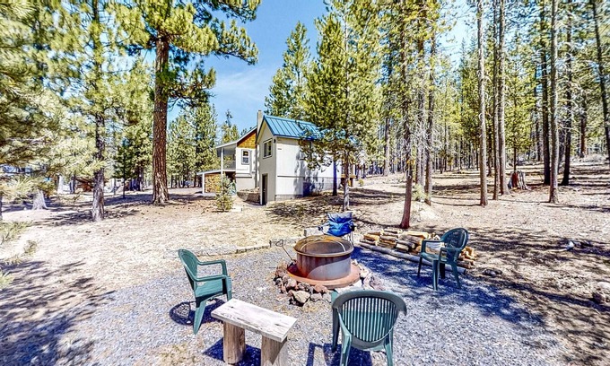 Crescent Cabina | Retreat w/ firepit, enclosed yard, kitchen, & W/D