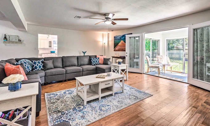Fort Walton Beach Casa | Retreat w/ Sunroom, Yard & Grill ~1 Mi to Beach!