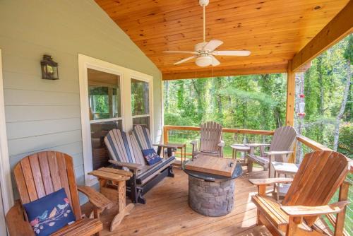 West Jefferson Casa | Retriever Beach - New River-frontage with Your Own Private Beach! Fire Pits - Games and More!