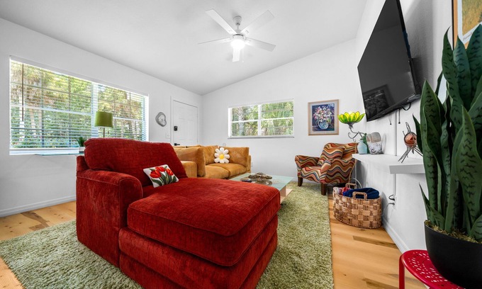 Crystal River Casa | Retro 3-bedroom house with AC near Manatee Tours, Scalloping and More!