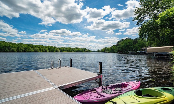 Chippewa Falls Casa | Retro 4BR w/ Hot Tub on Lake Wissota