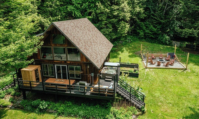 Waterbury Casa | Retro 70's Throwback Chalet-Sleeps 12-Game Room-Fire Pit-Bunk Room-Hot Tub-Sauna