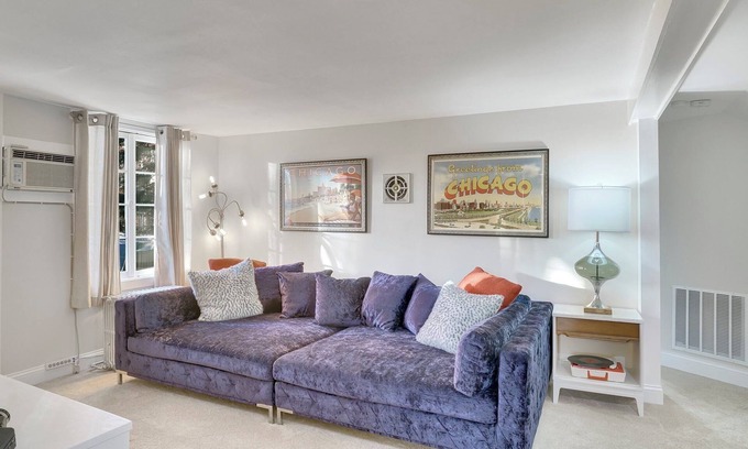 Palatine Apartamento | Retro Apt-Downtown Palatine-Big Sofa-King Bed-Private Deck-Laundry-Parking-Train