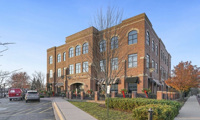 Palatine Apartamento | Retro Apt-Private Deck-King Bed-Downtown-Huge Sofa-Free Parking-Walk to Train