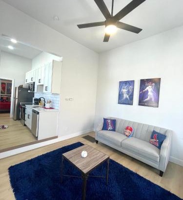 Near Southside Apartamento | Retro Baseball Downtown Apartment