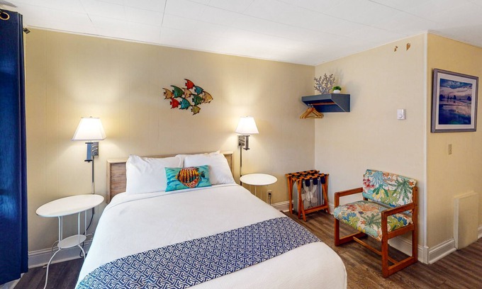 Bandon Casa | Retro beach room with fast WiFI - walk to downtown shops & restaurants
