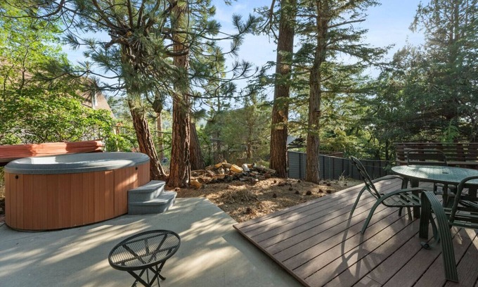 Upper Moonridge Casa | Retro Bear Haus Spa Fully Fenced