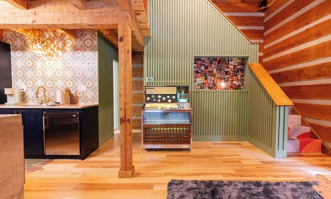 Rockbridge Cabina | Retro Cabin in Hocking Hills, Ohio w/ Jukebox, Hot Tub & Pond. Dog-friendly!