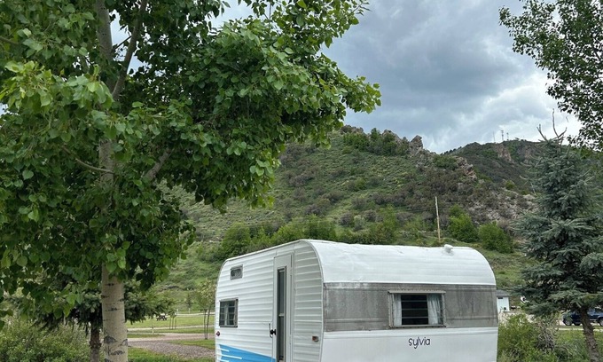Lava Hot Springs Casa | Retro Camper king size bed