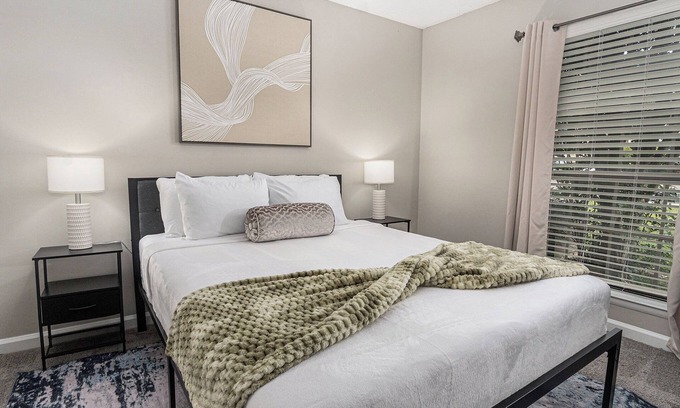 Crestline Heights Apartamento | Retro Charm, Modern Comfort - Minutes from BHM!