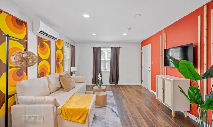 Cincinnati Apartamento | Retro-Chic 1BR w/ King Bed & Prime Location