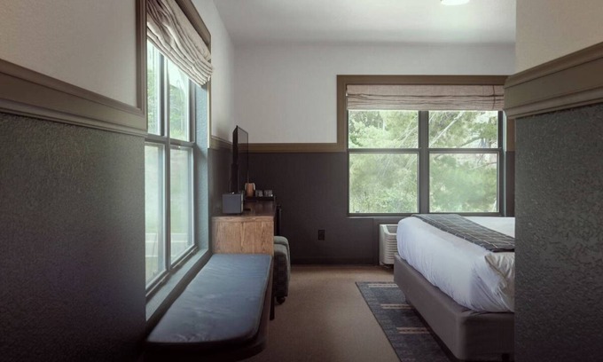 Branson Hotel | Retro Creekside Getaway Just Minutes from Table Rock Lake & Nature Trails