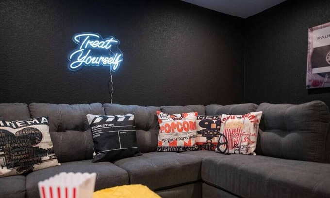 Alta Vista Area Casa | Retro Denver Retreat W/ Fun Games & Movie Room!