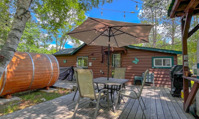 Carlow/Mayo Cabina | Retro Fosters Lake Cabin- Romantic Retreat w Sauna & Volleyball Court