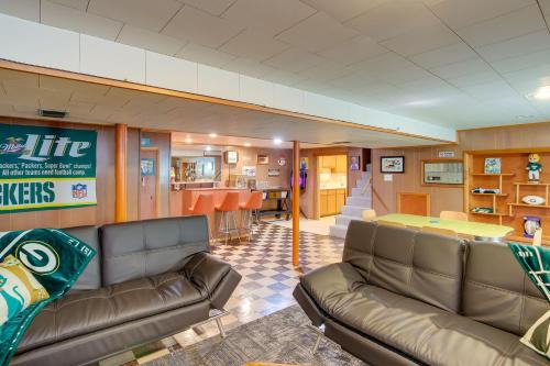 Green Bay Casa | Retro Green Bay Home Steps to Lambeau Field!