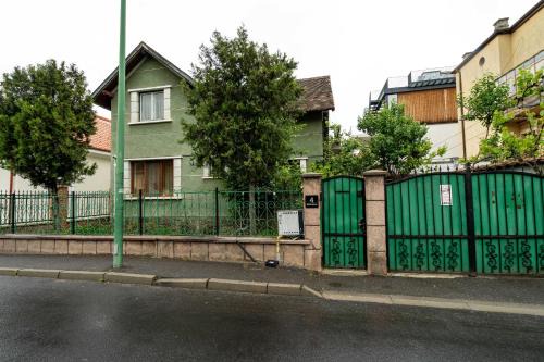 Centrul Vechi Casa | Retro Green Cottage with a Barkyard - Pet Friendly