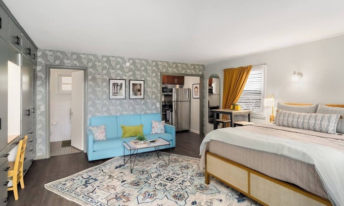 Melrose Condominio | Retro Hotel studio vibe with great pool!