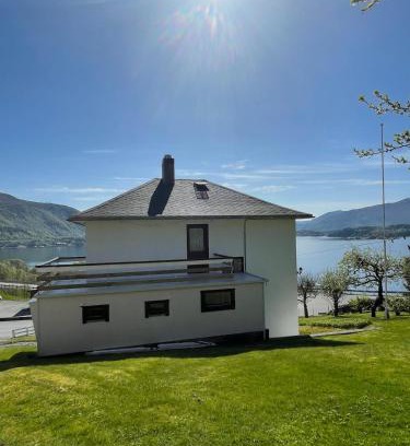 Ulsteinvik Apartamento | Retro hus med fin beliggenhet