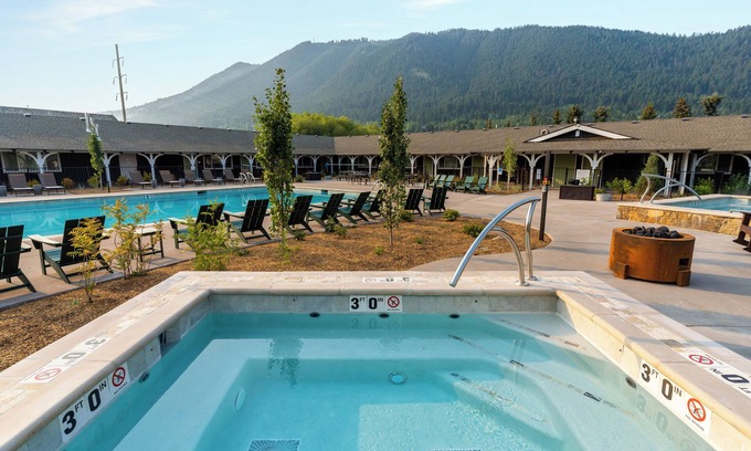 Jackson Hotel | Retro Lodge with Fire Pits, Saloon & All-Year Heated Pool Near Jackson Hole