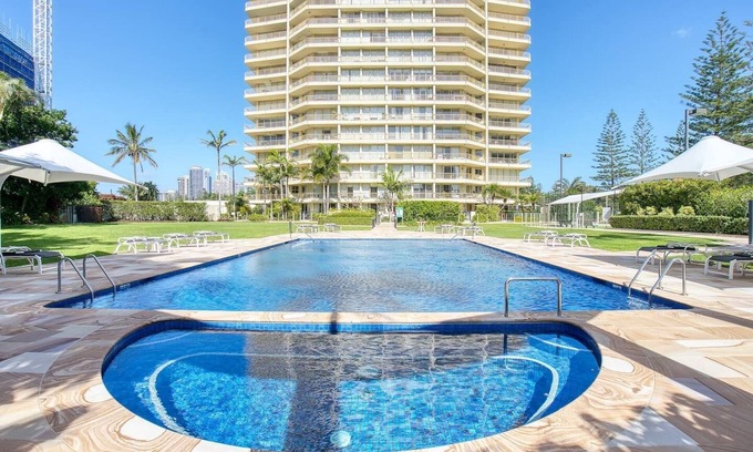 Main Beach Apartamento | Retro Main Beach Hidden Gem with Waterfront Views