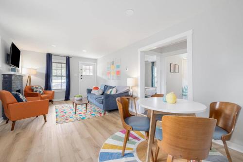 Bristol Casa | Retro Mid-Mod Gem in Bristol * Fully Renovated