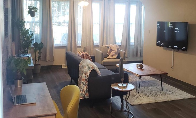 St. Louis Condominio | ~ Retro + Modern 2BR Condo in St. Louis Hills ~