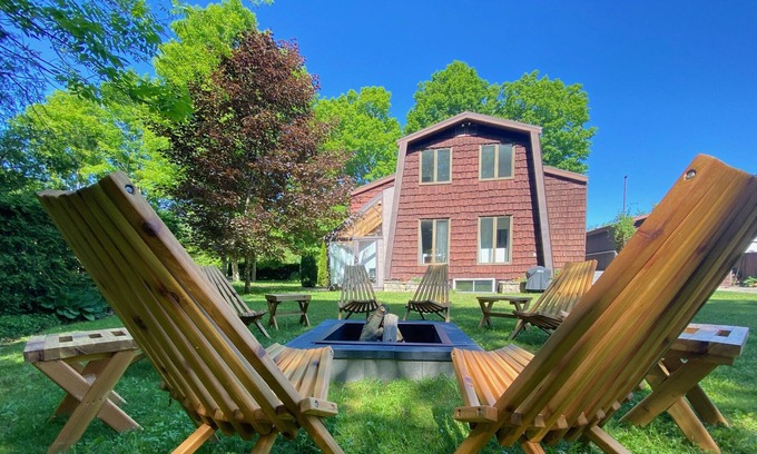 Kincardine Cabaña | Retro modified A-Frame cottage across from Lake Huron (4 bdrm)