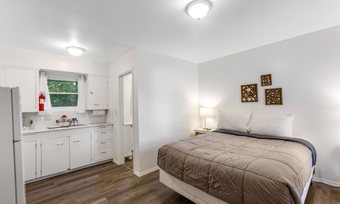 Nahcotta Casa | Retro motel suite close to Willapa Bay with WiFi, firepit & full kitchen