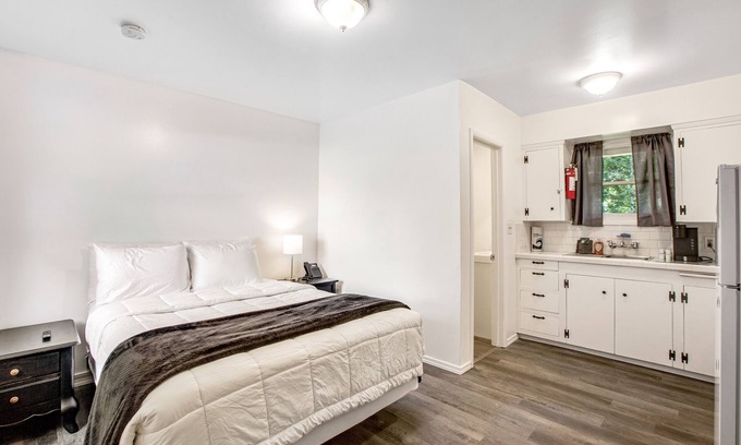 Nahcotta Casa | Retro motel suite near the bayshore with firepit & WiFi