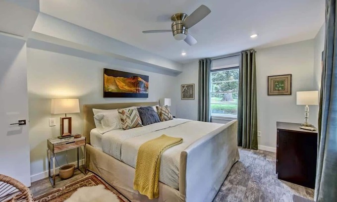 Cherry Condominio | 510 Queens 102:Bright 1BR w/ easy access to Uptown