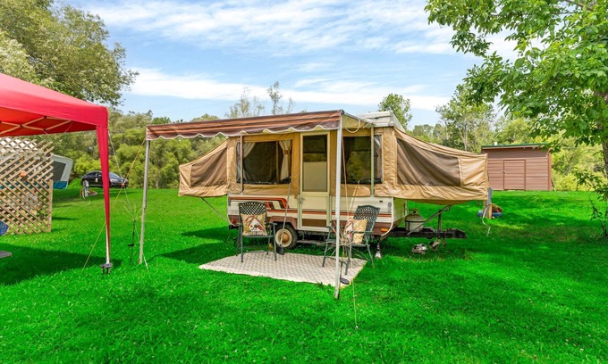 Black Creek Alquiler De RV | Retro Pop-Up Camper on Ischua Creek @ Campground Adventures