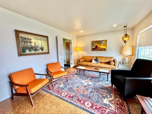 Van Wert Casa | Retro Refuge On Woodstock Dr