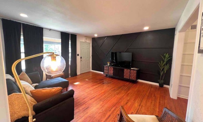 Wichita Casa | Retro Retreat- 2 Kings- Fun&Cozy
