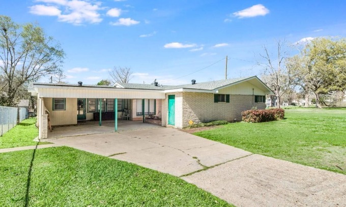 Washington Casa | RETRO RETREAT - Perfect Get Away In Washington, La with WiFi, AC & MORE