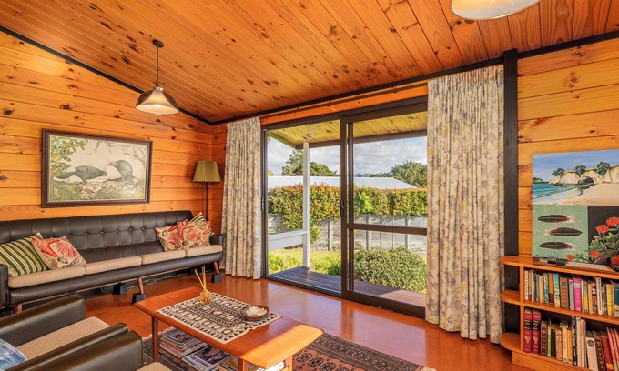 Pauanui Cabaña | Retro Revival - Pauanui Holiday Home