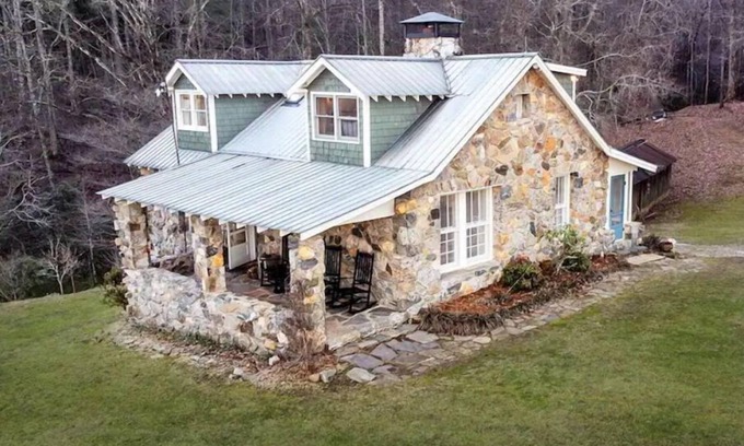 Suches Cabaña | Retro Rock Cottage- Private Toccoa River Retreat