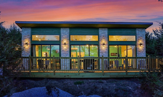 Ashland Cabina | Retro Sundowner Cabin w/Hot Tub. 3 Bedroom & 4 Queen Beds. Pet Friendly!