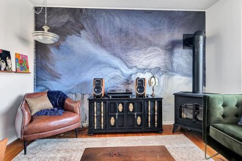 Prince Edward Casa | Retro vibe w hot tub piano lounge and vinyls